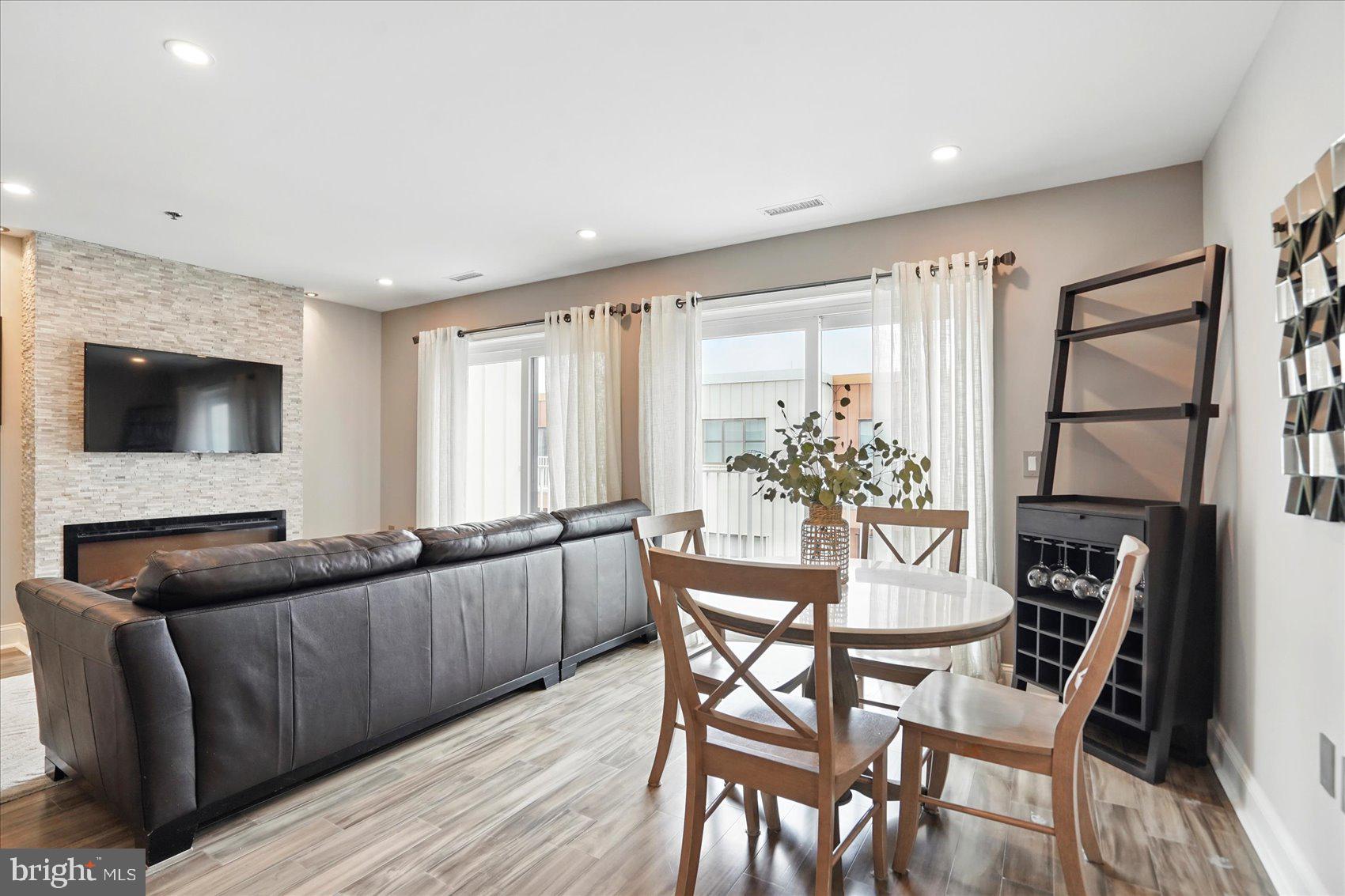 LIGHTHOUSE POINT EAST - Residential