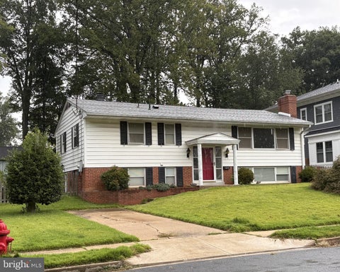Photo of 1214 Ross Drive SW, VIENNA, VA 22180 (MLS # VAFX2343184)