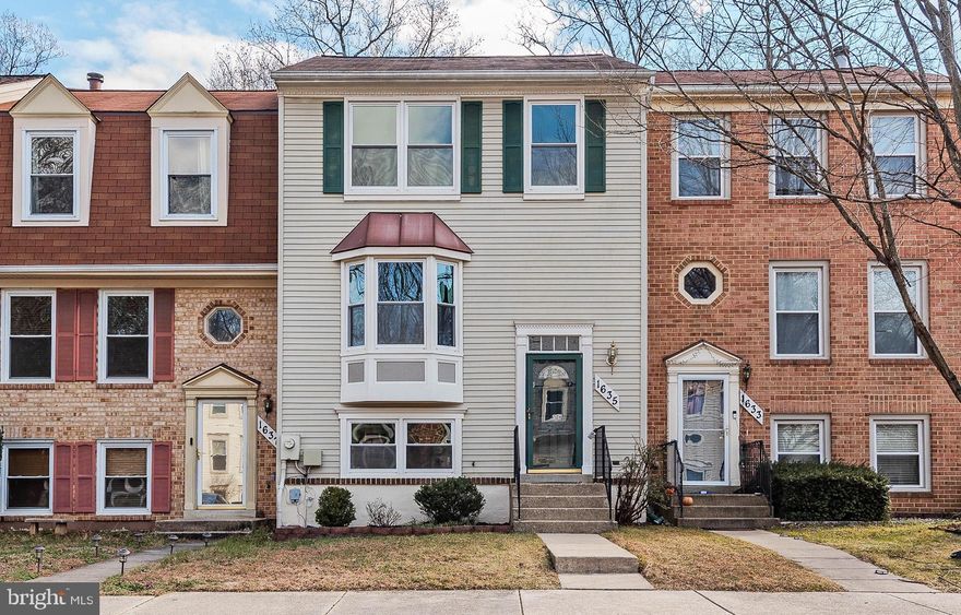 UPDATED/UPGRADED THROUGHOUT**BEAUTIFUL HARDWOOD FLOORS**LARGE, BRIGHT SKYLIGHT WITH REMOTE CONTROL SHADE**PRIMARY SUITE HAS CATHEDRAL CEILING, WALK-IN CLOSET, AND ATTACHED BATH**KITCHEN HAS DIRECT ACCESS TO BACK DECK  FOR EASY ENTERTAINING**LOWER WALK OUT LEVEL TO BACK PATIO & FENCED REAR YARD**COMMUNITY AMENITIES INCLUDE RECREATION FIELD, WALKING PATHS, LAKE, PLAYGROUNDS, ETC.**SEE IT TODAY!!