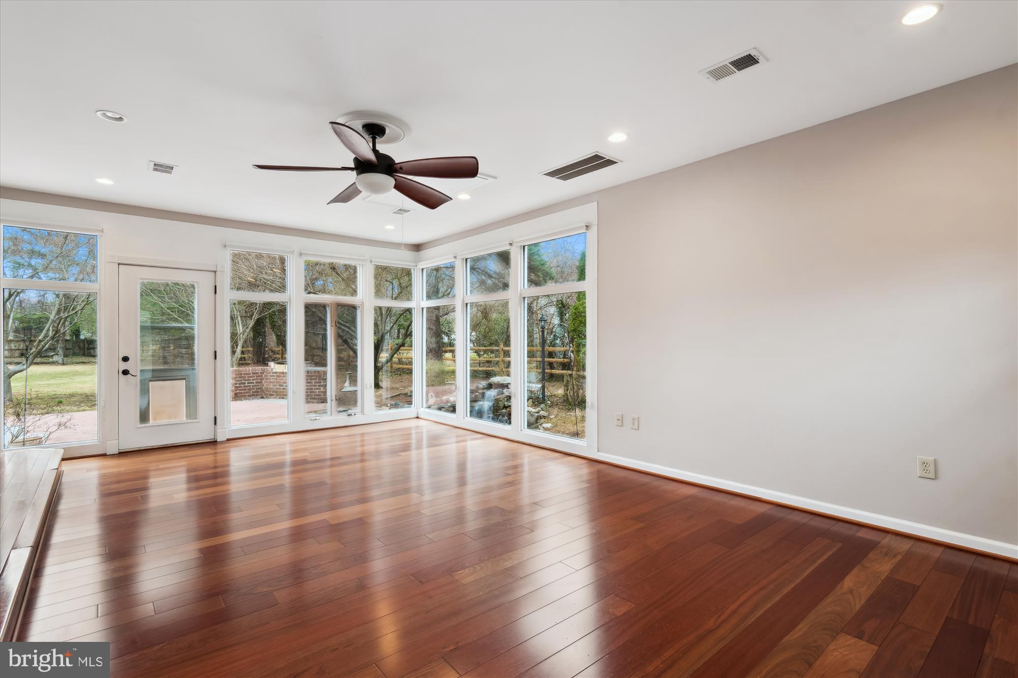 ROLLING HILLS - Residential