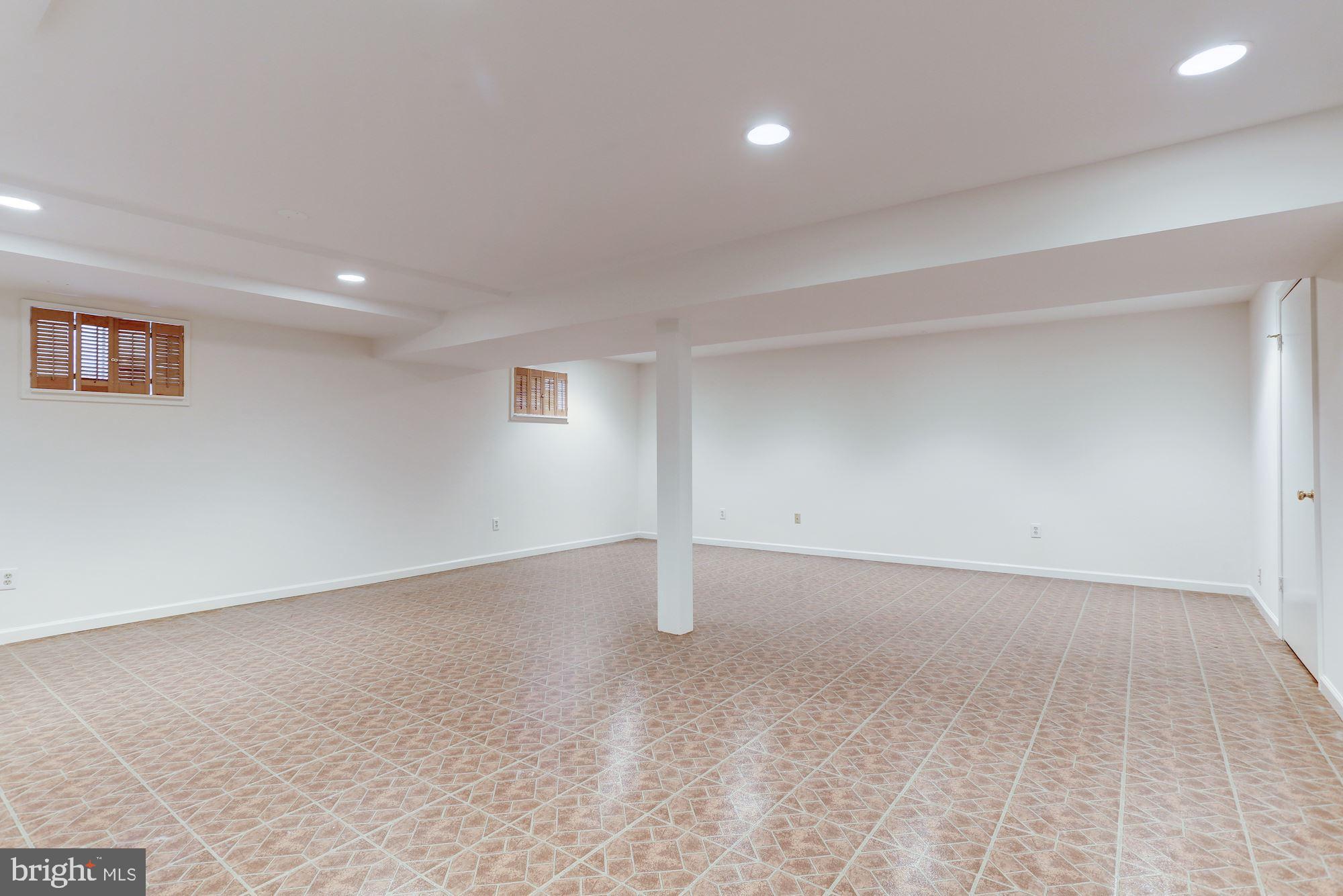 EAST GATE OF POTOMAC - Residential Lease