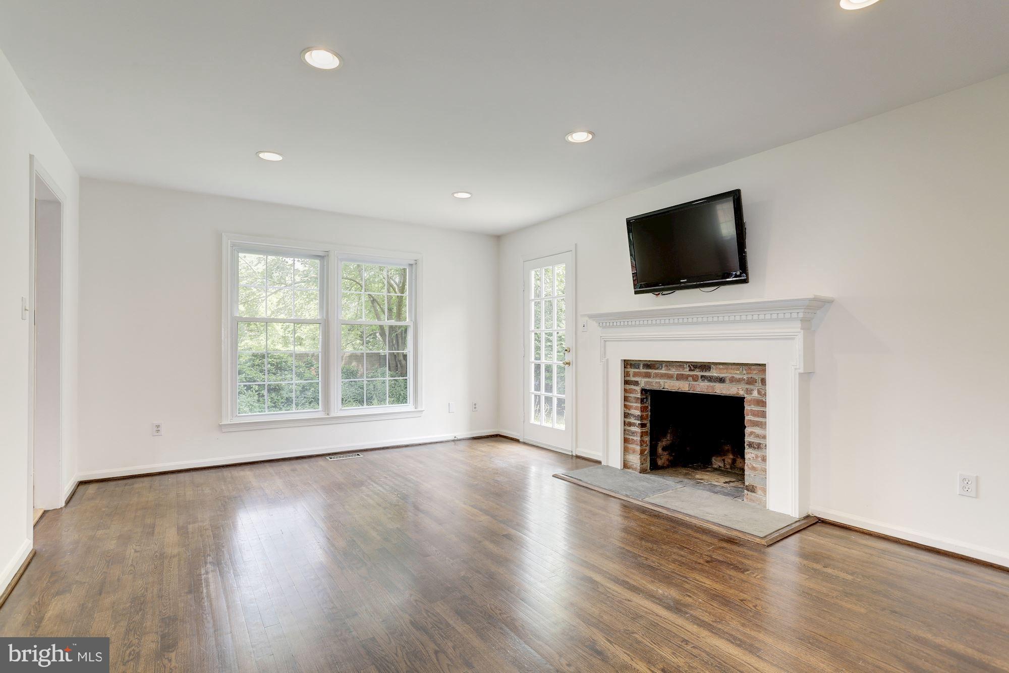 EAST GATE OF POTOMAC - Residential Lease