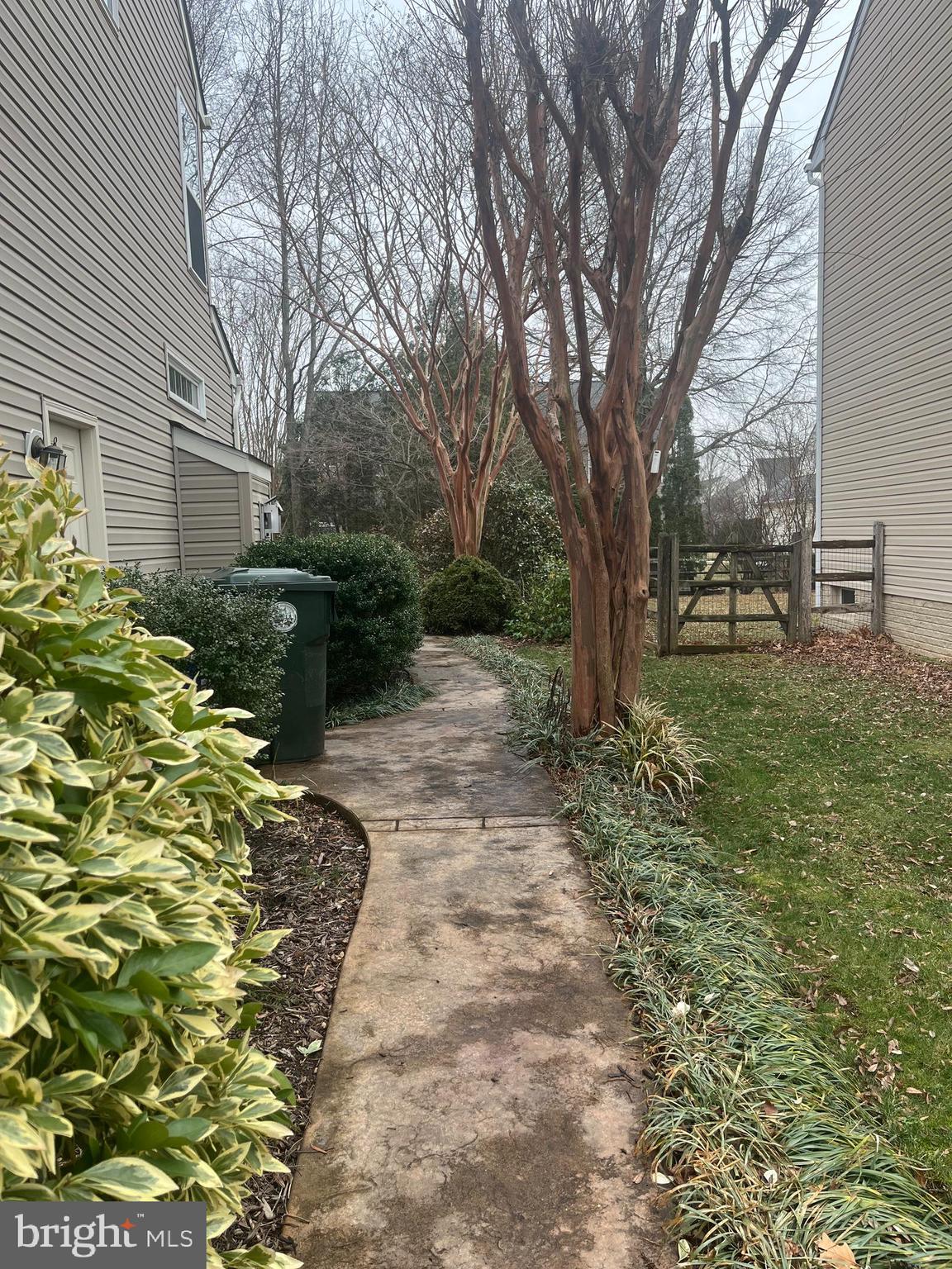 1733 DEARBOUGHT DRIVE