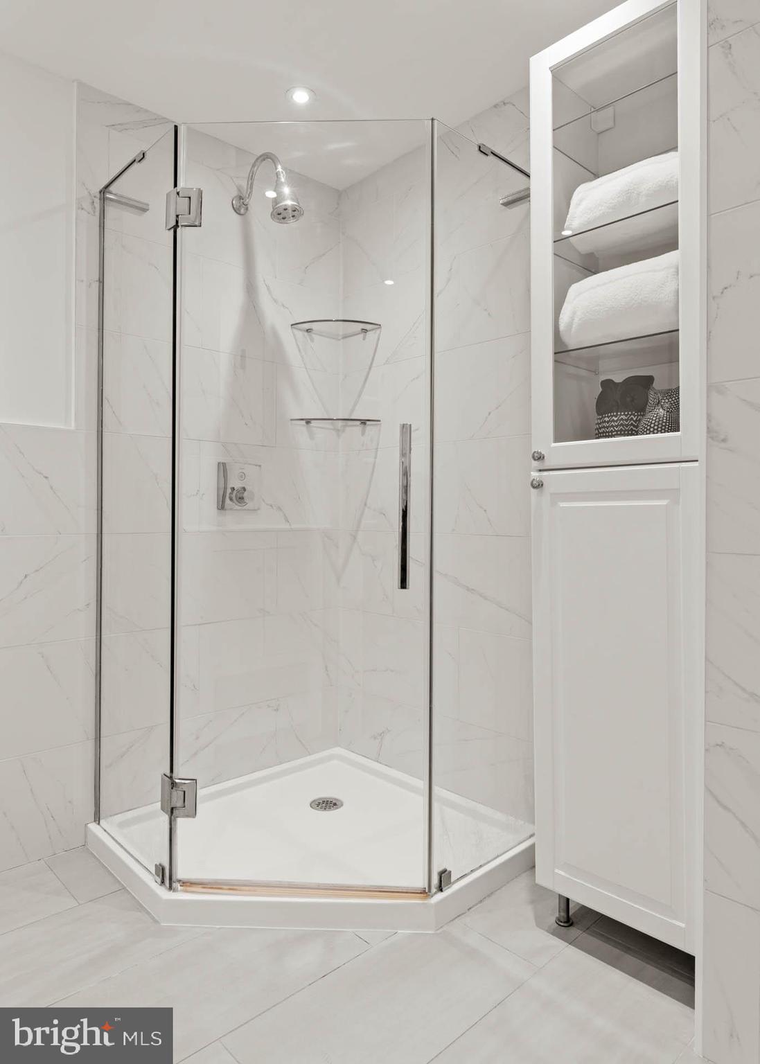 383 LAKESIDE ROAD G-2