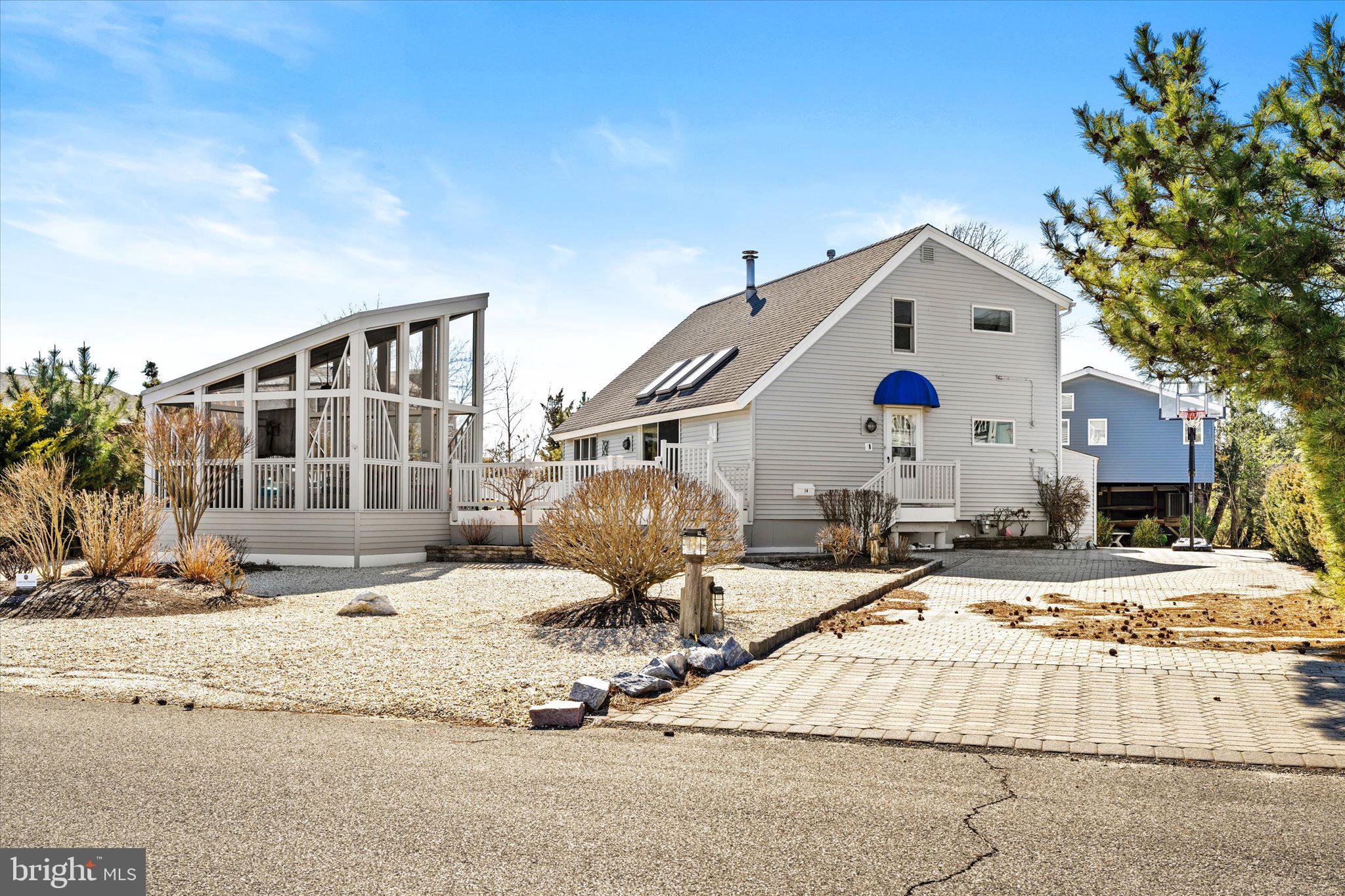 14 BUCKINGHAM AVENUE