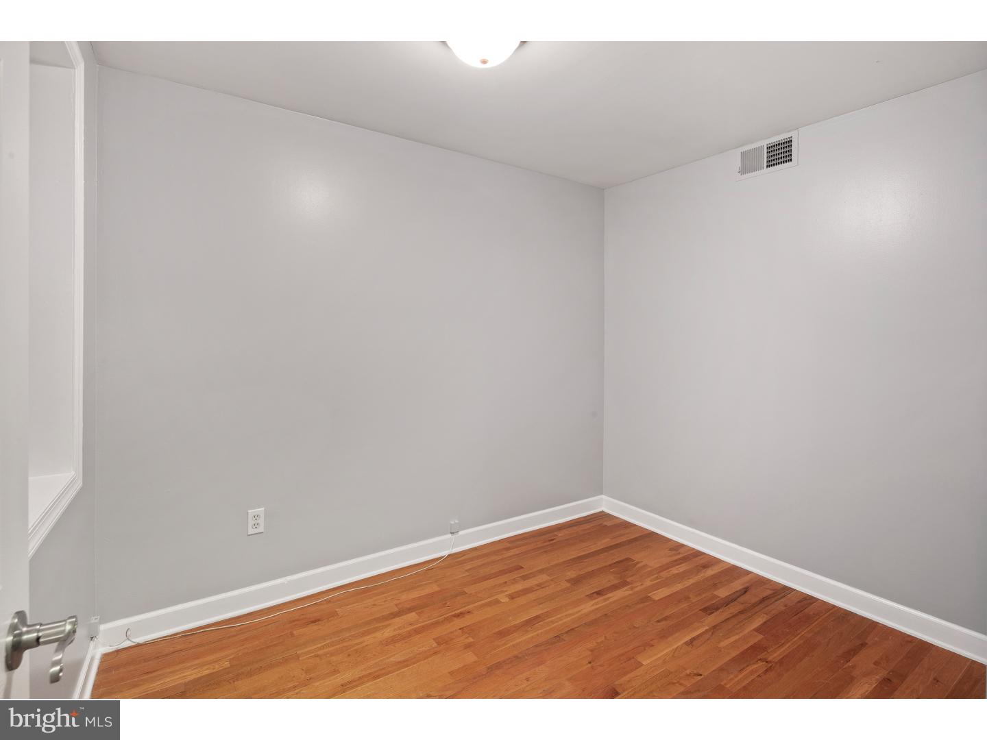 QUEEN VILLAGE - Residential