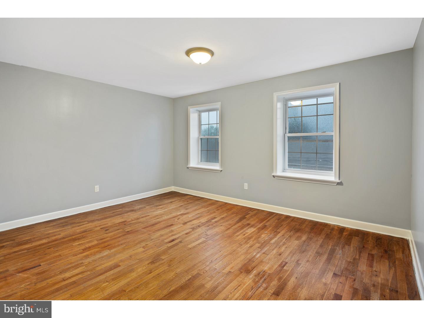 QUEEN VILLAGE - Residential