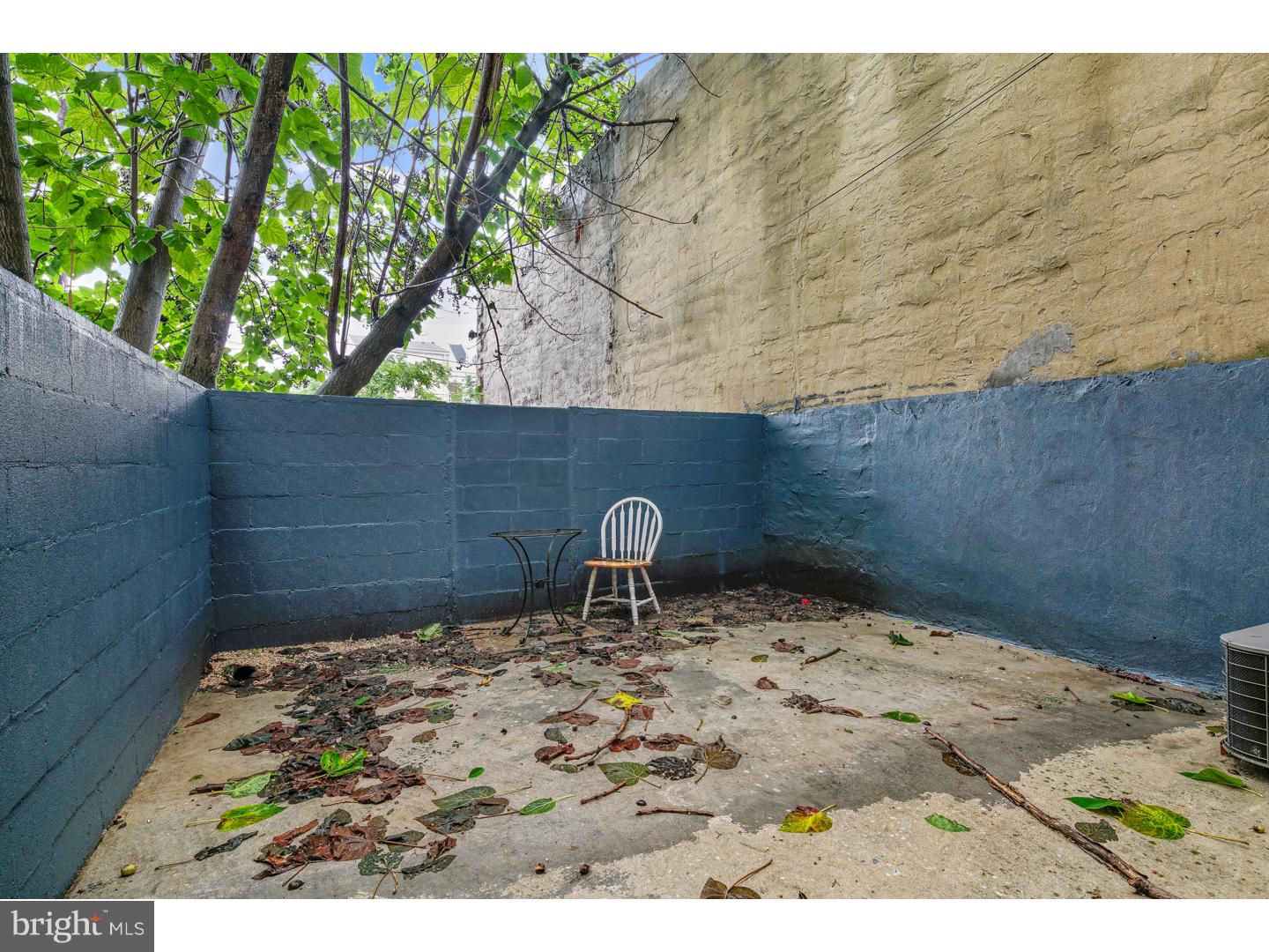 QUEEN VILLAGE - Residential