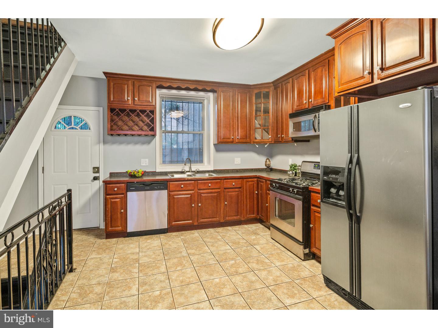 QUEEN VILLAGE - Residential