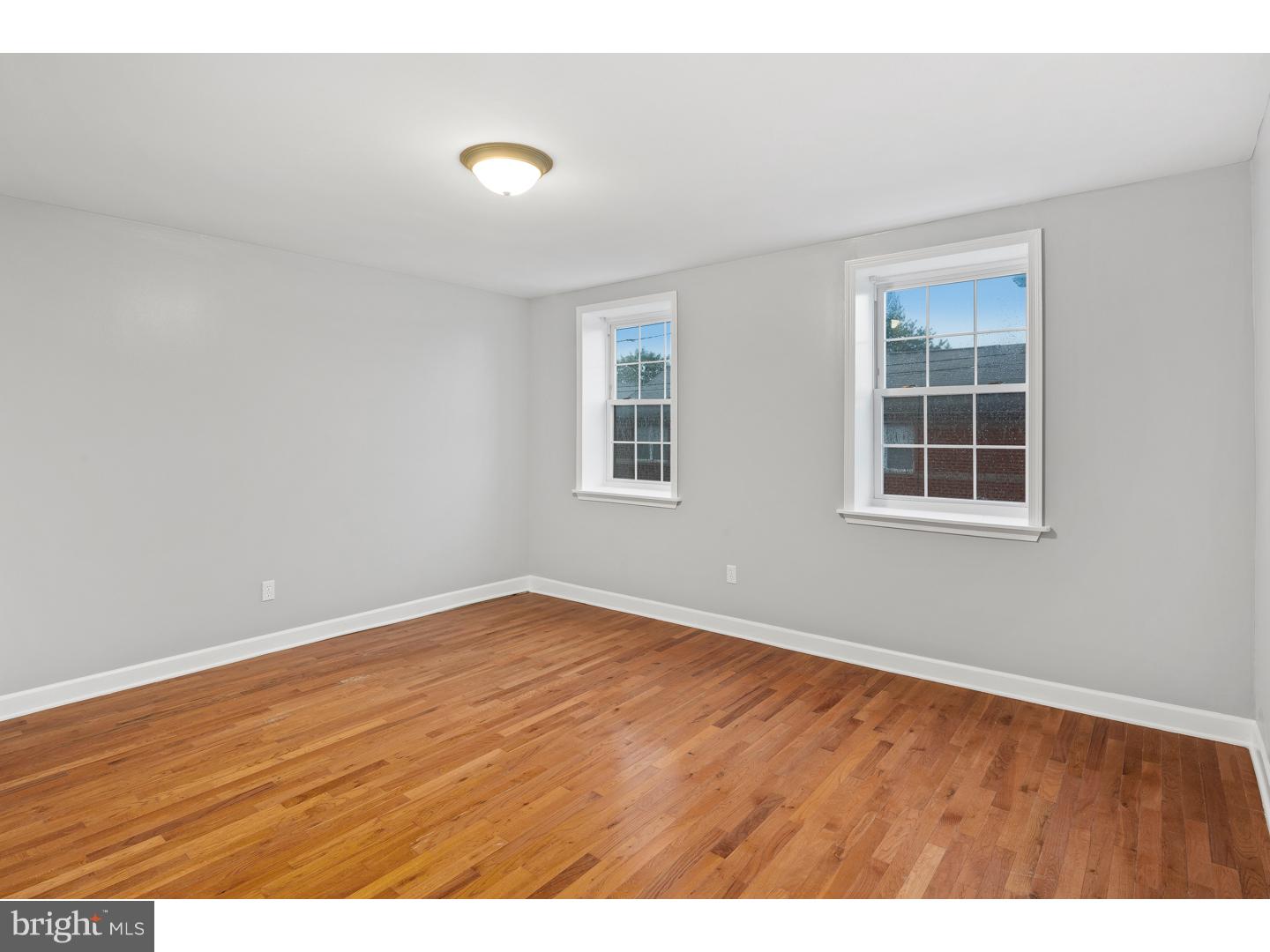 QUEEN VILLAGE - Residential