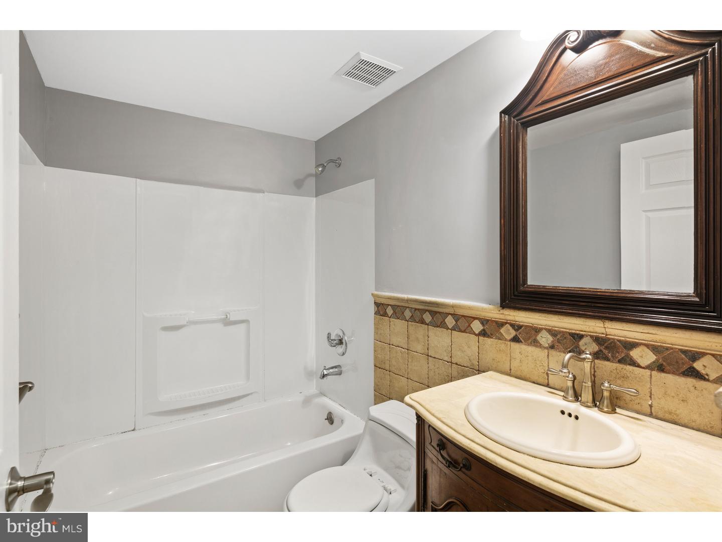 QUEEN VILLAGE - Residential