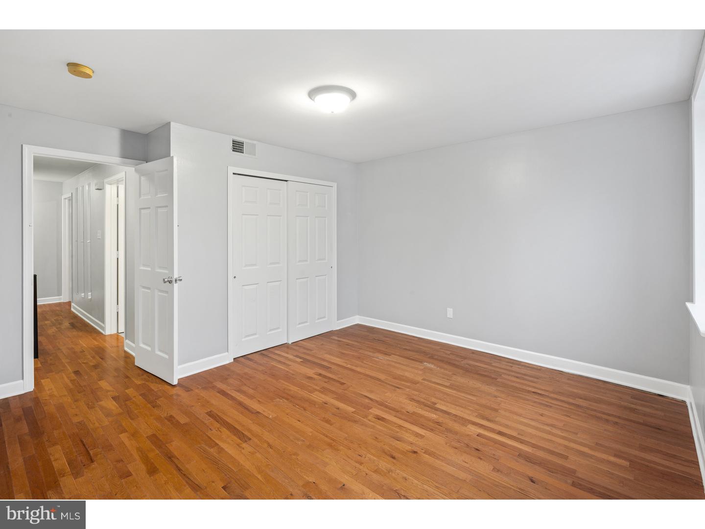 QUEEN VILLAGE - Residential