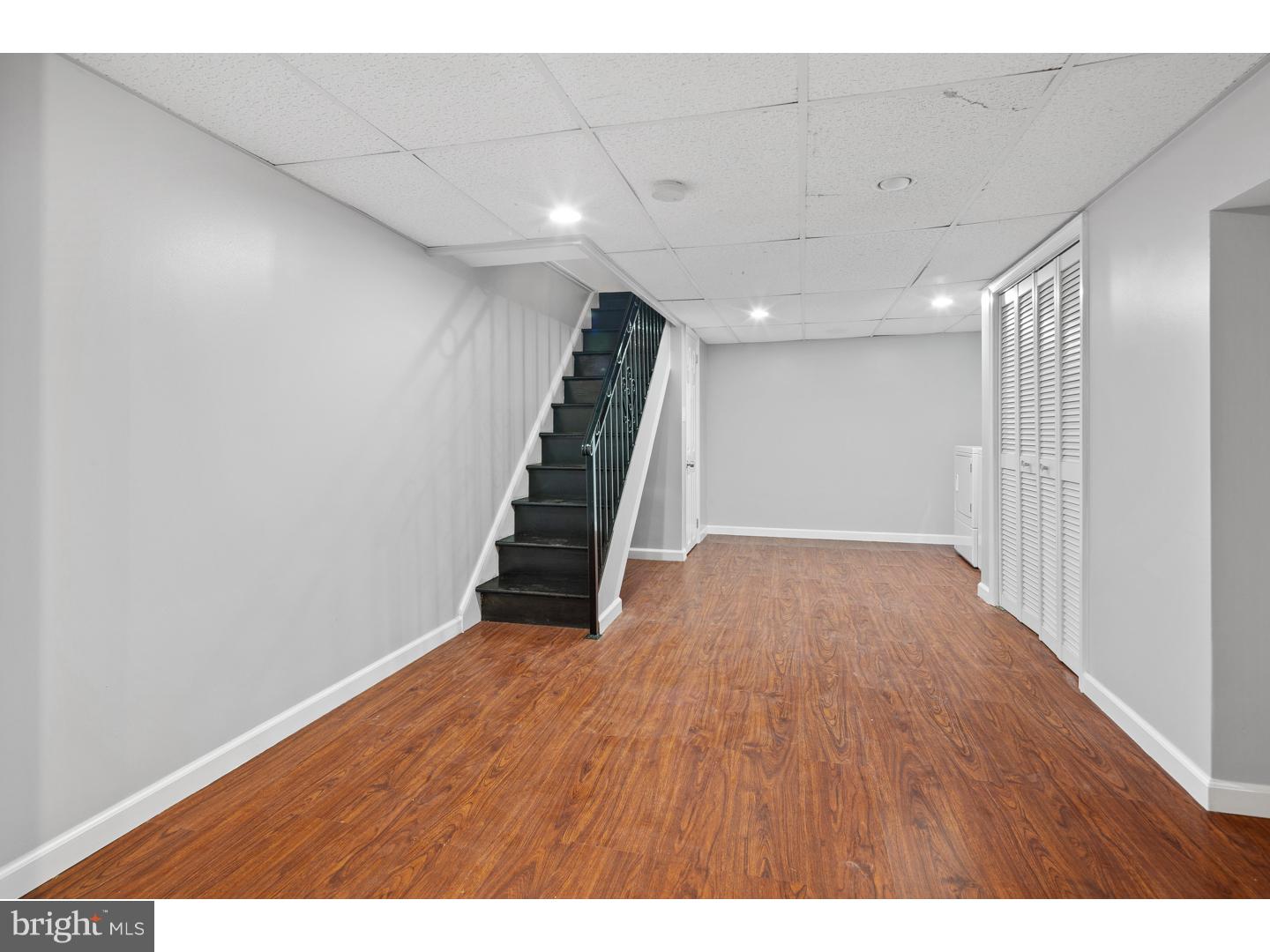 QUEEN VILLAGE - Residential