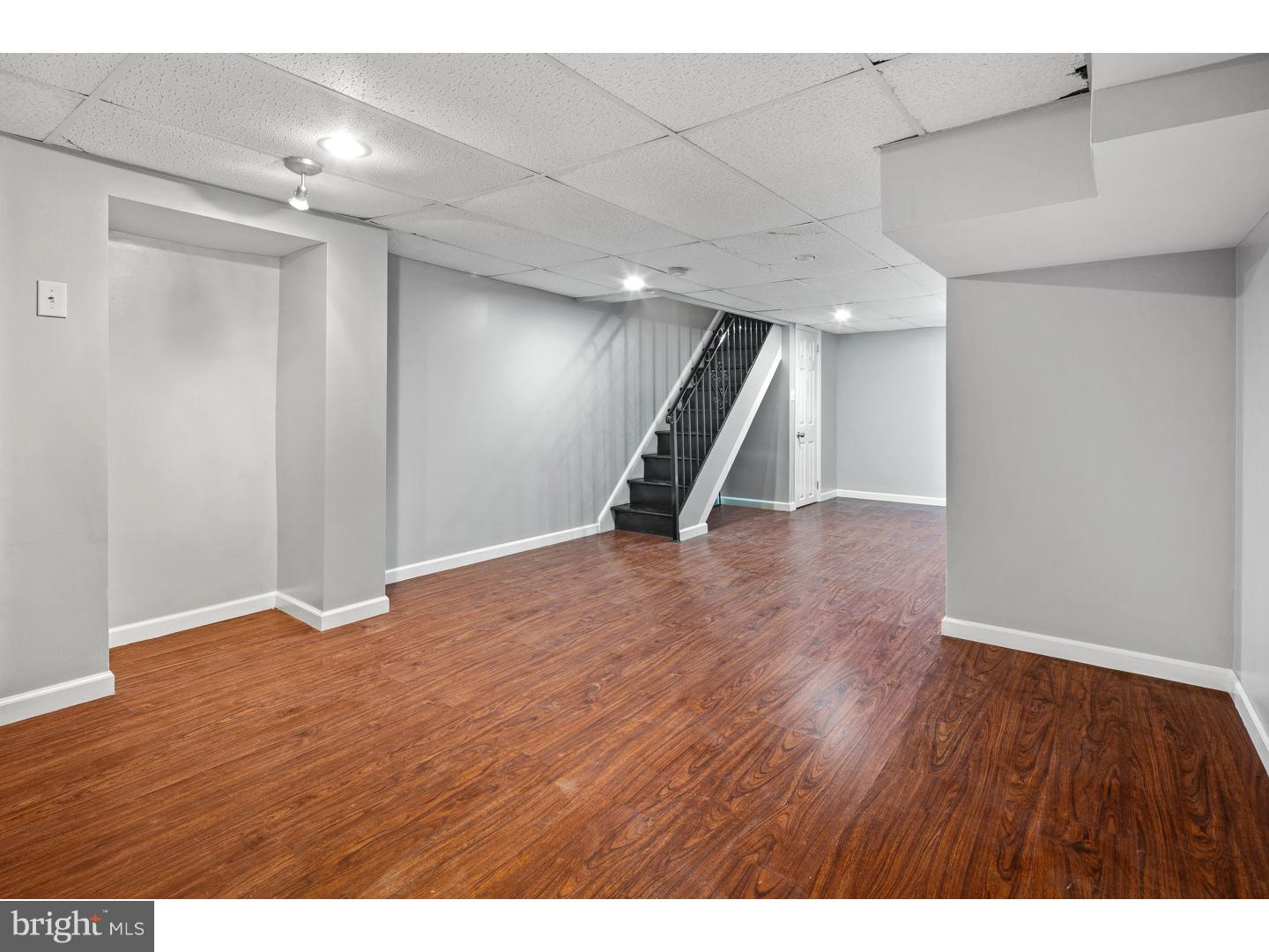 QUEEN VILLAGE - Residential