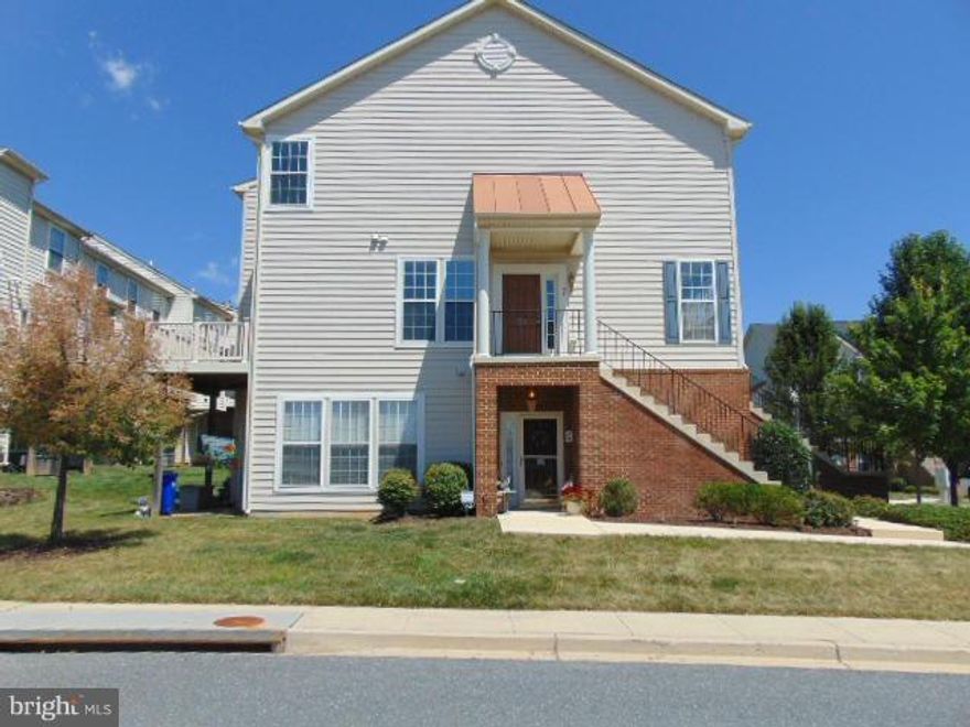 BACK IN THE MARKET.End unit Townhouse/condo in Crossing community, 2 level has 3 bedrooms and 2.5 baths, kitchen with breakfast table area walk out to deck, living room with plenty of lights and window and dining area. master bedroom with mater bath, plenty of closets, close to all amenities, stores, shop and schools, great location and perfect for first time home buyer, great value, will not last