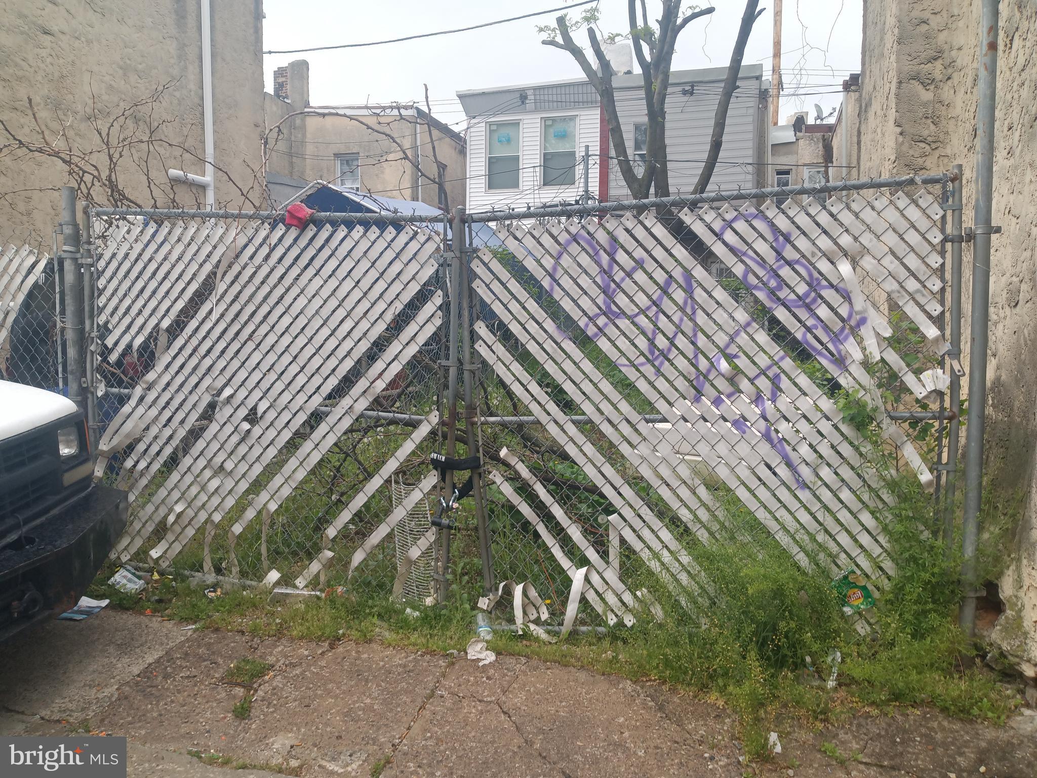 Vacant lot that is being sold with the property next door at 3115 darien