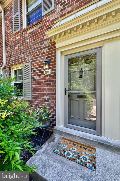 Photo of 5833 Royal Ridge Drive #943, SPRINGFIELD, VA 22152 (MLS # VAFX2314304)