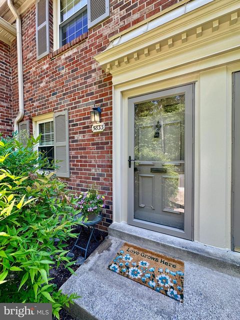 Photo of 5833 Royal Ridge Drive #943, SPRINGFIELD, VA 22152 (MLS # VAFX2314304)