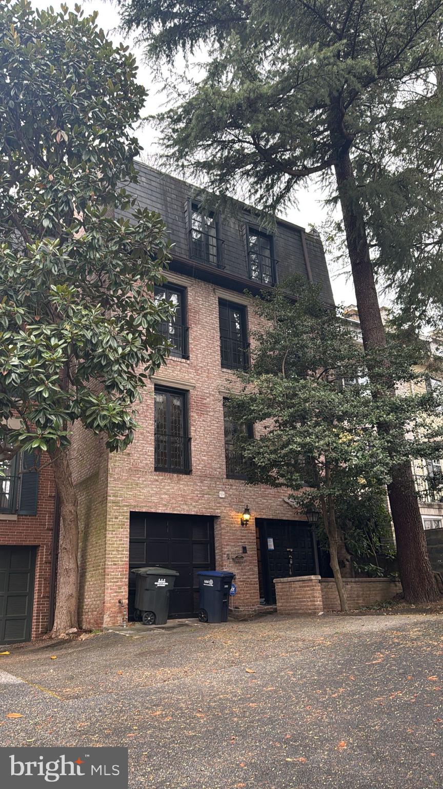 2142 CATHEDRAL AVENUE NW