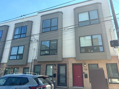Townhouse For Sale - 196 W Oxford Street<br/> PHILADELPHIA, PA 19122