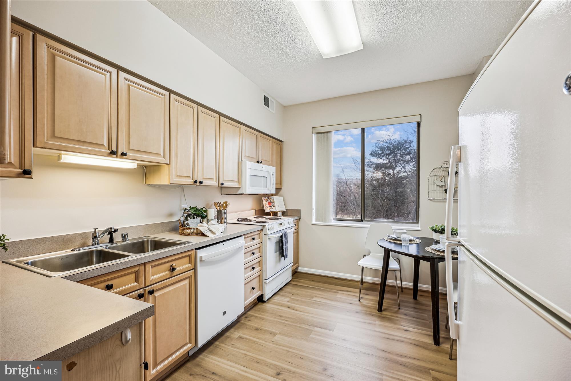 TURNBERRY COURTS AT LEIS - Residential