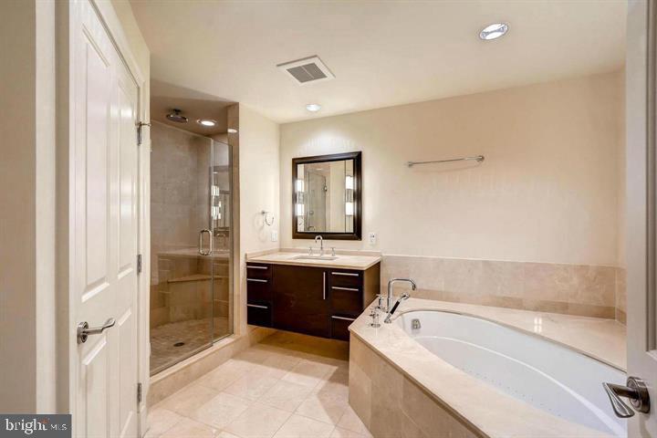 THE RITZ-CARLTON RESIDENCES - Residential Lease