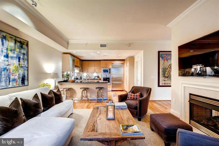 THE RITZ-CARLTON RESIDENCES - Residential Lease