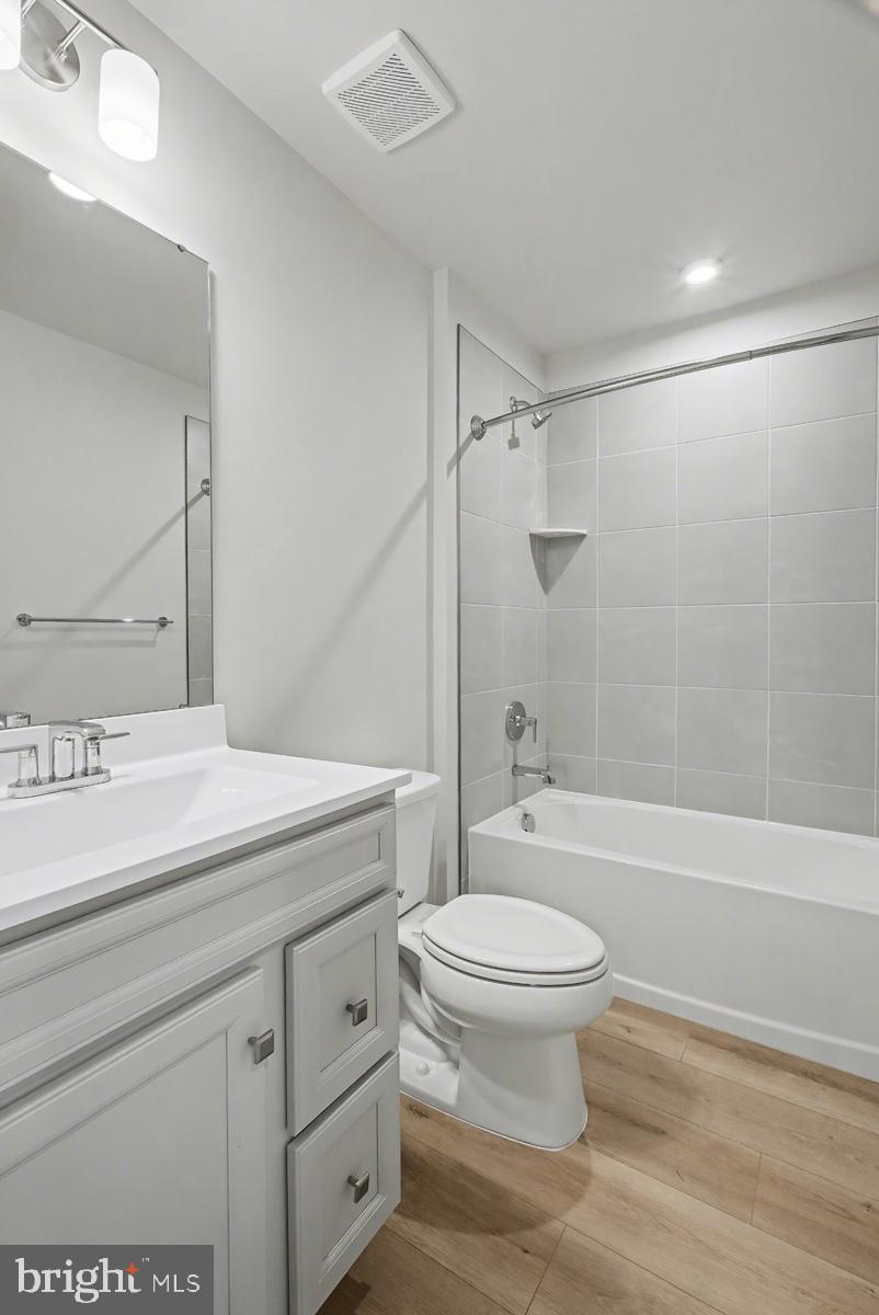 COURTHOUSE COMMONS - Residential Lease