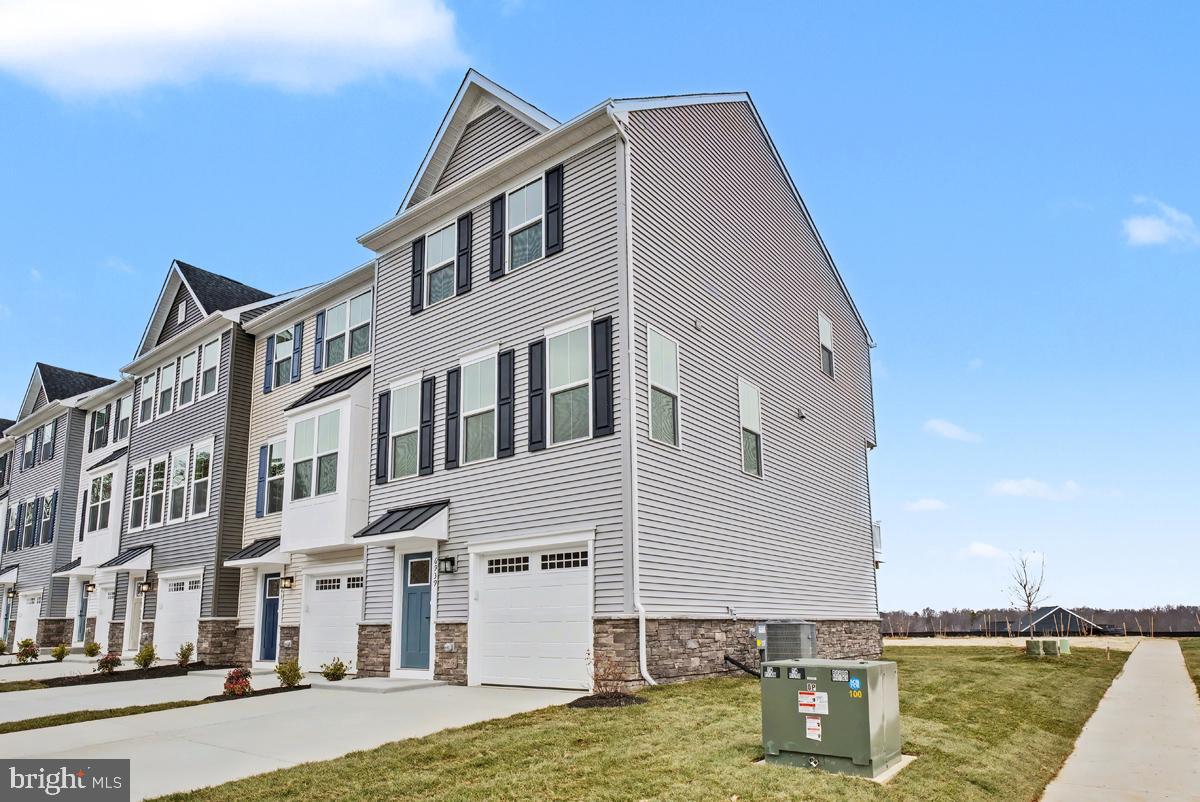 COURTHOUSE COMMONS - Residential Lease