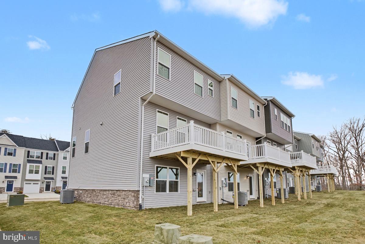 COURTHOUSE COMMONS - Residential Lease