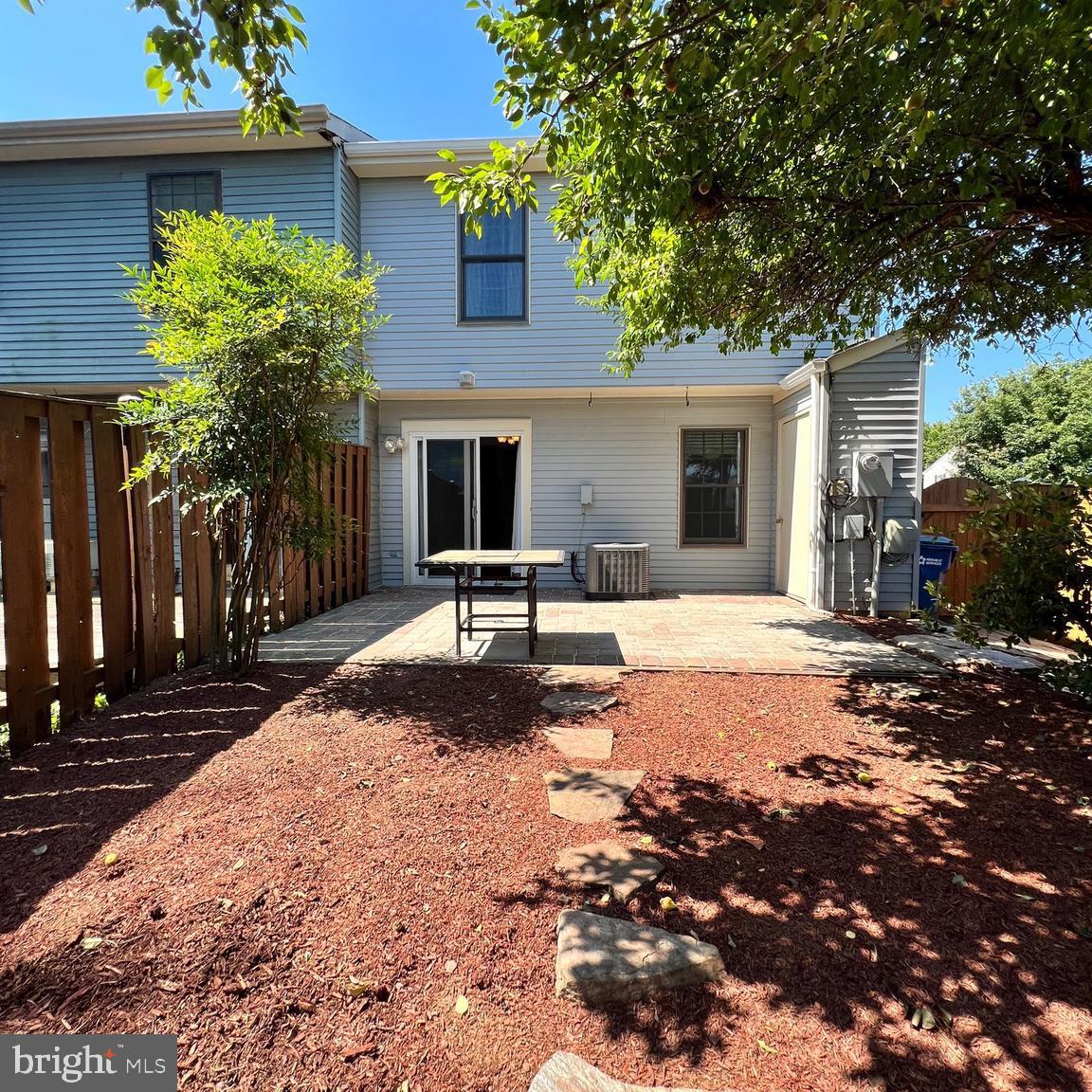 LONGSTREET COMMONS - Residential Lease