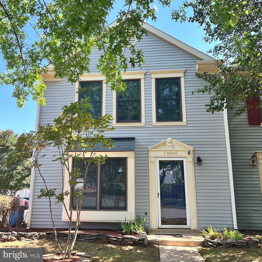 BEAUTIFUL TOWNHOUSE WALKING DISTANCE FROM THE CHARMING TOWN OF HAYMARKET. THIS TOWNHOUSE OFFERS THREE BEDROOM, TWO AND A HALF BATHROOMS, LIVING ROOM/DINING ROOM COMBINATION, KITCHEN WITH EAT IN AREA, ACCESS TO FENCED BACKYARD.
MUST SEE!