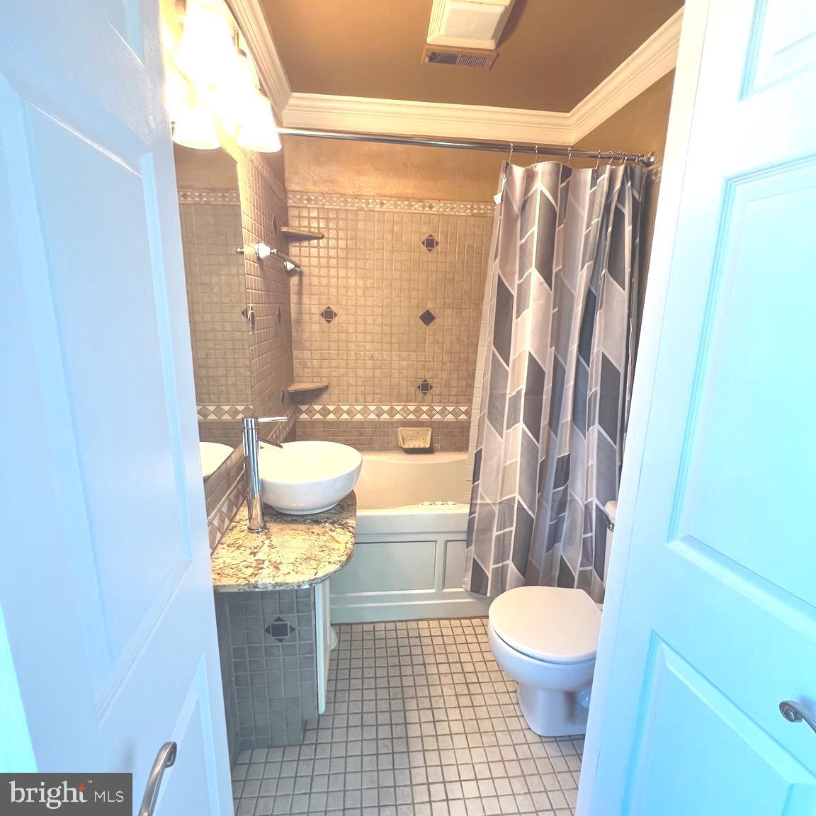 LONGSTREET COMMONS - Residential Lease