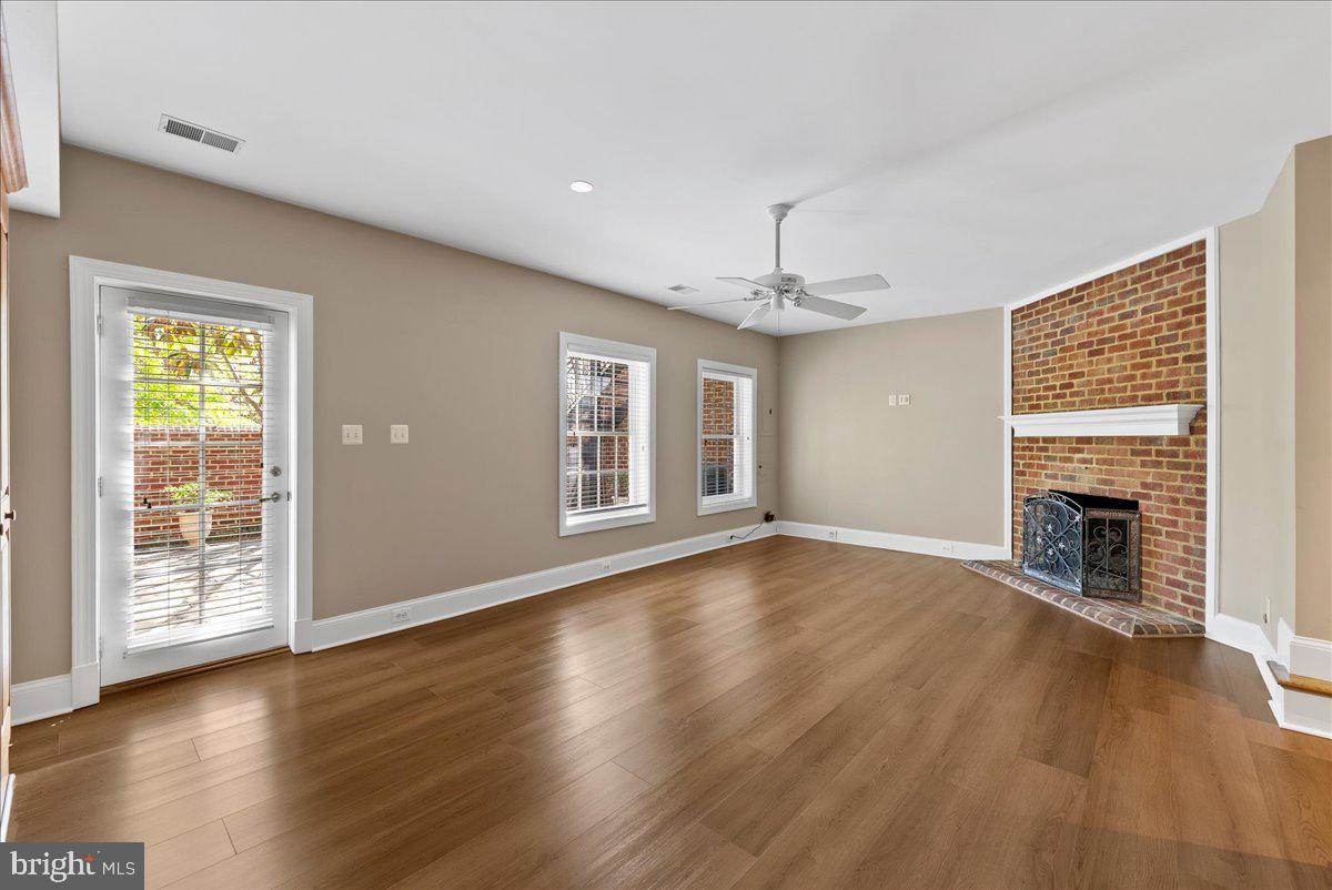 KINGS MANOR SCOTTS - Residential