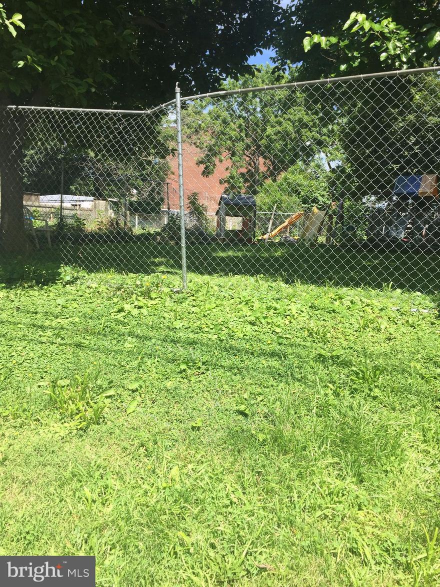 Large residential lot,  great for new construction, single, duplex, or quadraplex building.