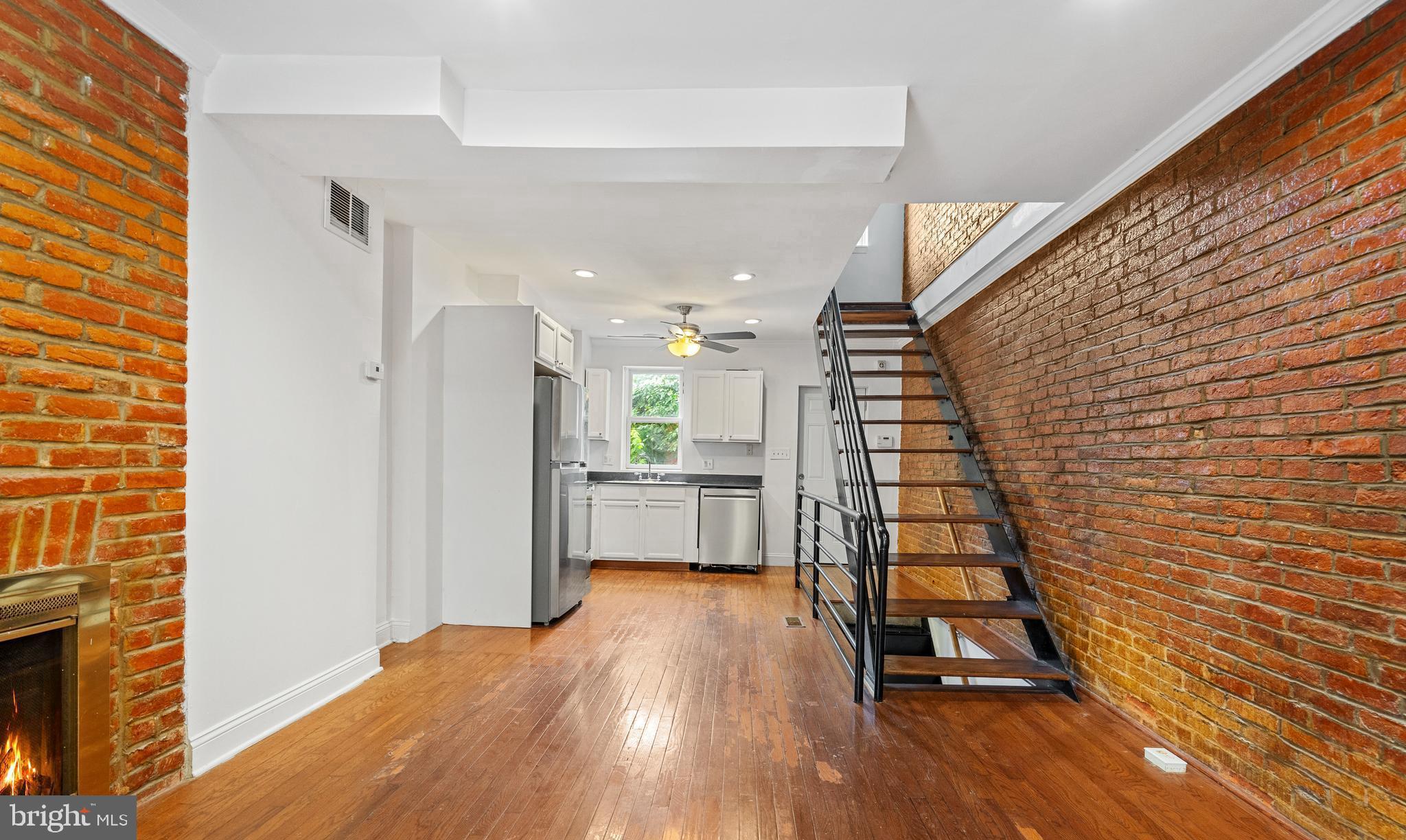 1011 HOLLINS STREET
