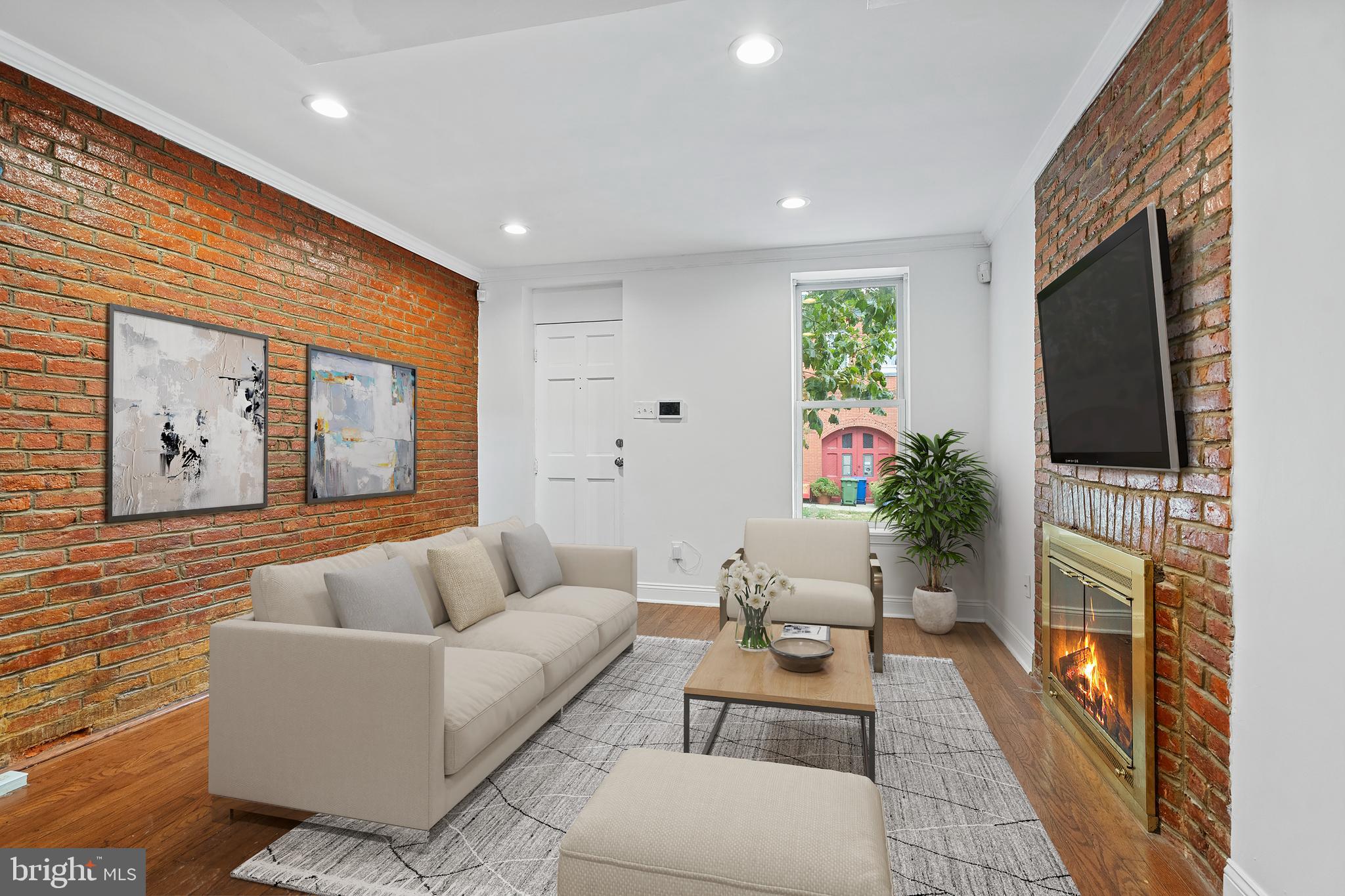 1011 HOLLINS STREET