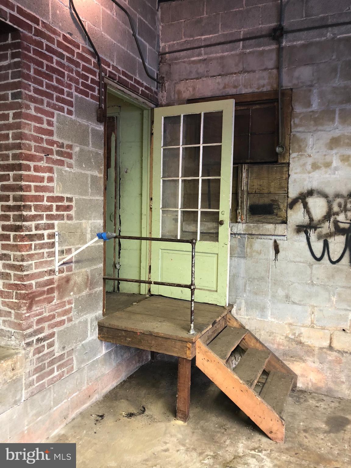 HIGHLANDTOWN - Commercial Lease