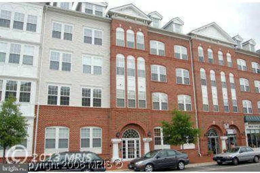 2 Master Bedrooms, 2.5 Bath, walk-in closet, Plus Den/ OFFICE, Sunroom, Granite Counter Top. Parking space can Fit 2 cars. Plenty of spacious parking spaces outside, gas fireplace, washer, dryer, walk-in closet and HW Floor. Enjoy Cameron Station Amenities & free shuttle to Van Dorn Metro. Cameron Club with full fitness center & pool right across the street. Great location community, steps away from the coffee shop and park/lake. No smokers.