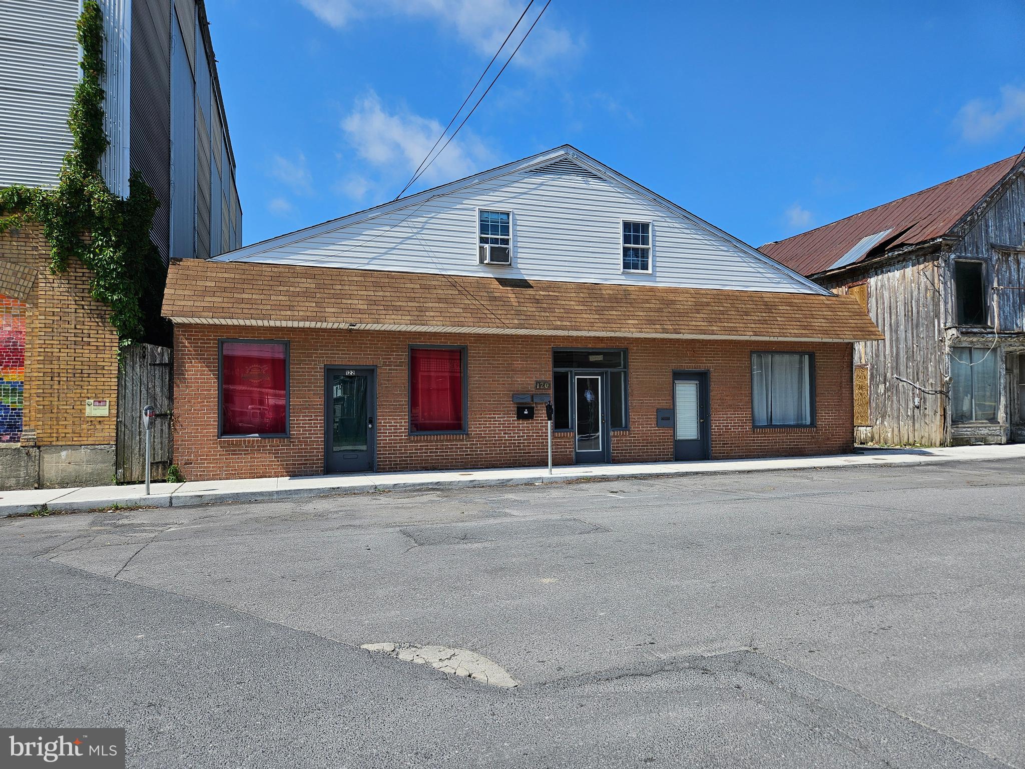 Main image without alt text