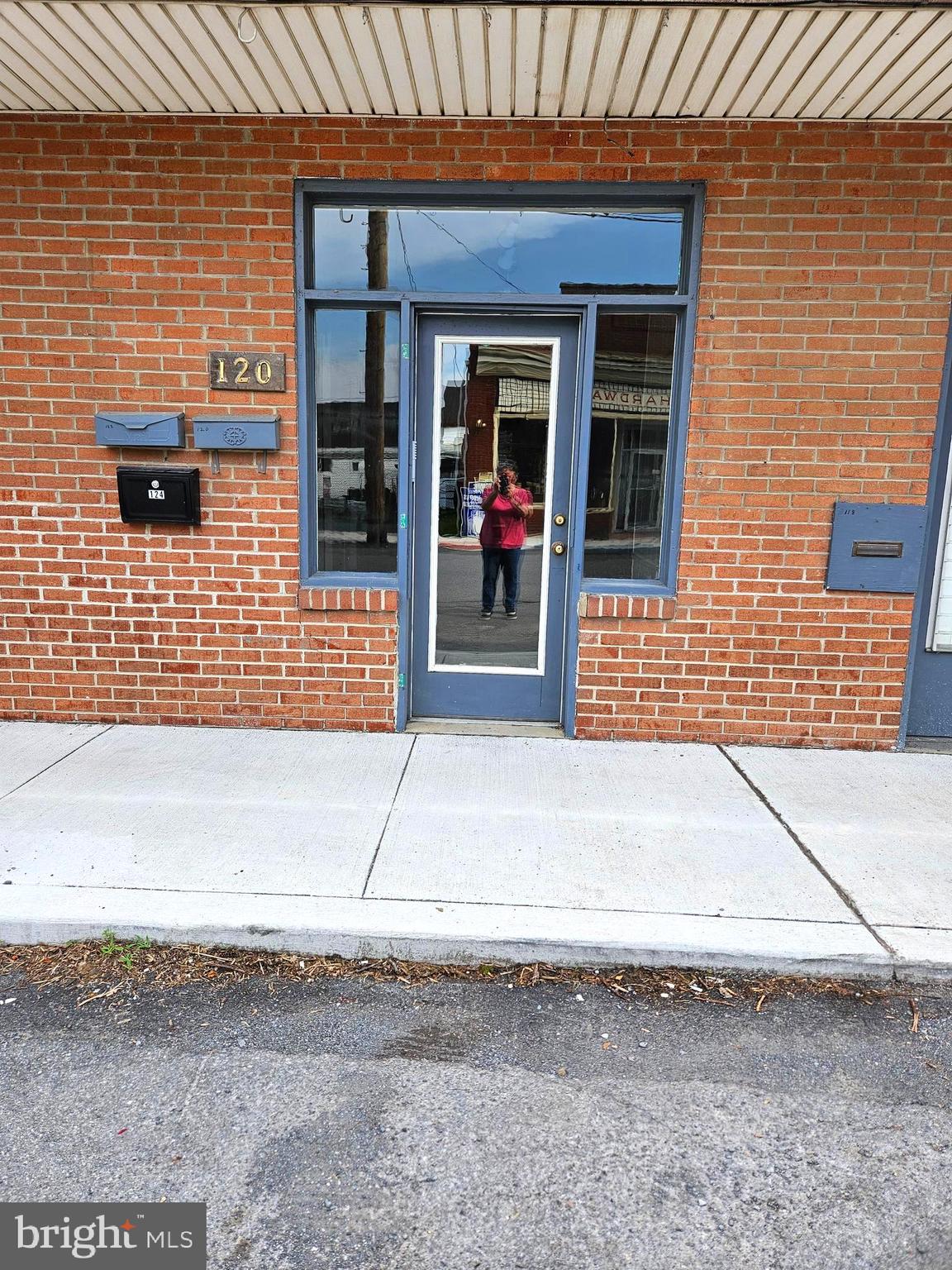 Main image without alt text