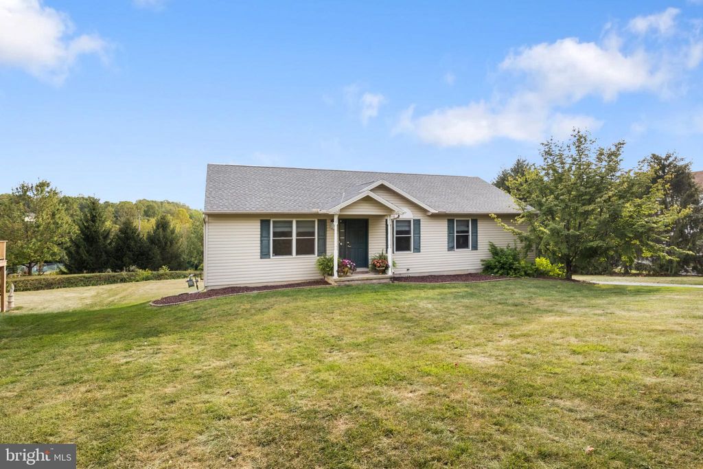 Photo of 840 Country Club Road, DALLASTOWN, PA 17313 (MLS # PAYK2090390)