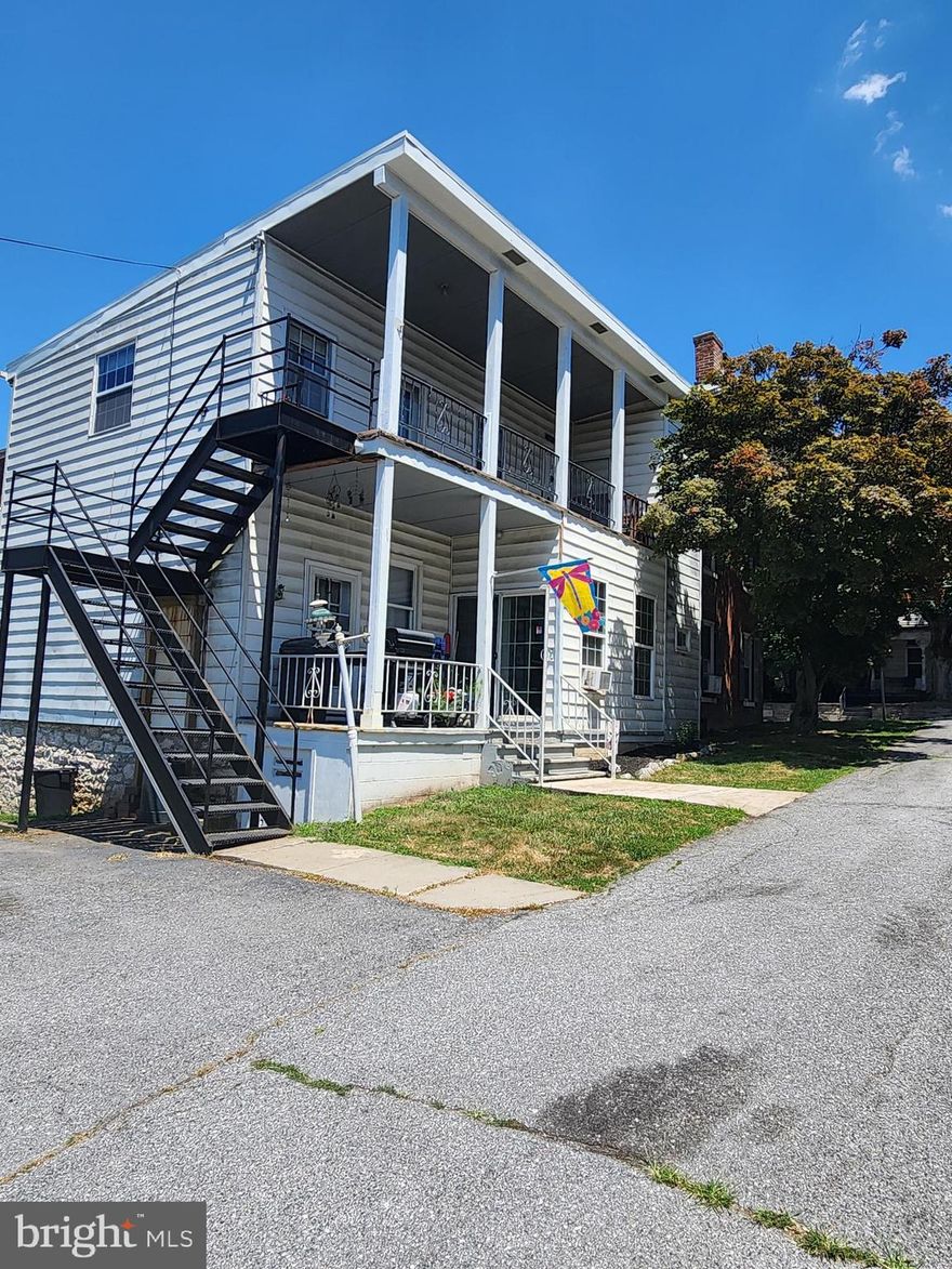 This 1 bedroom 1 bath apartment is located in the heart of Union Bridge.  Top level unit has hardwood floors, full kitchen and a usable covered patio.
