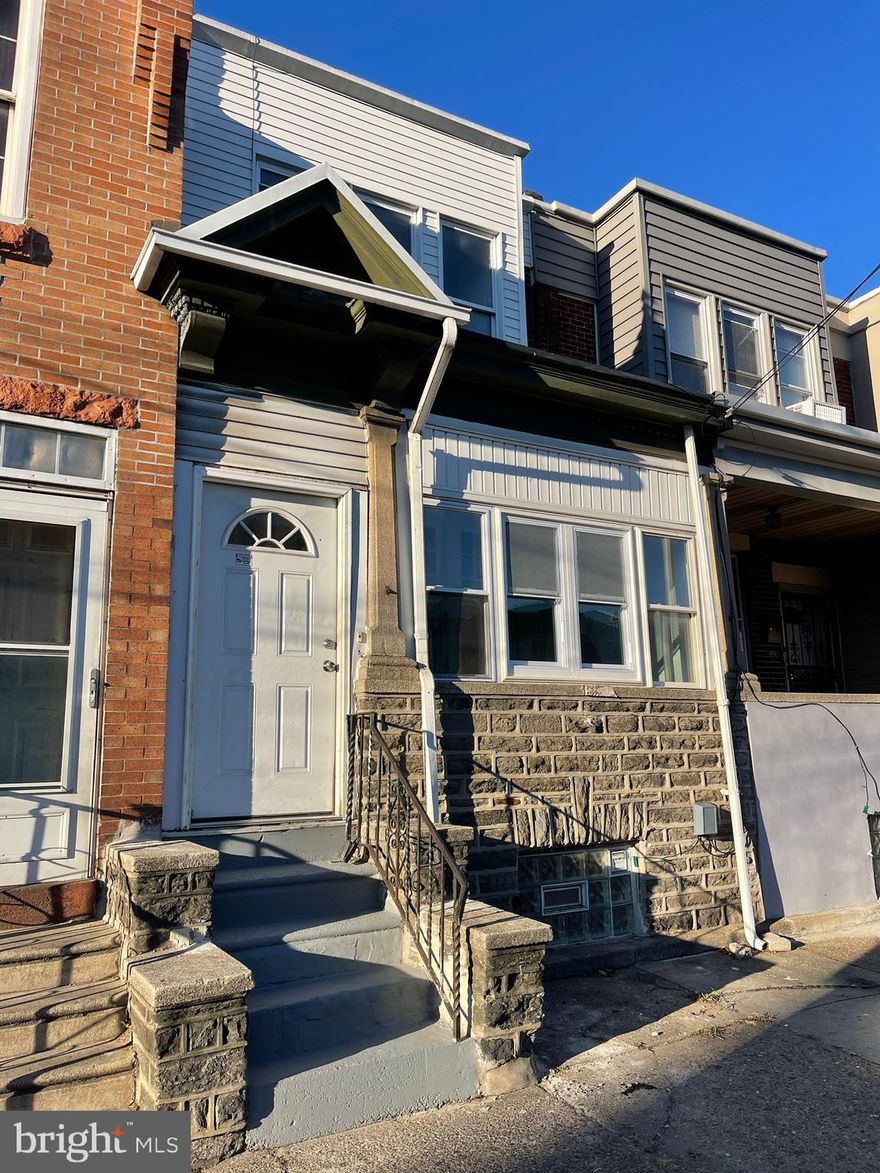Freshly updated beautiful townhouse with 3 bedrooms and 1.5 bath. Located across from school in a beautiful section of Philadelphia. Hardwood floors, updated kitchen, tiled floor bathrooms, water proofed laminate floor  in the kitchen. Some brand new windows.
closed to public transportation, restaurants, stores, etc.