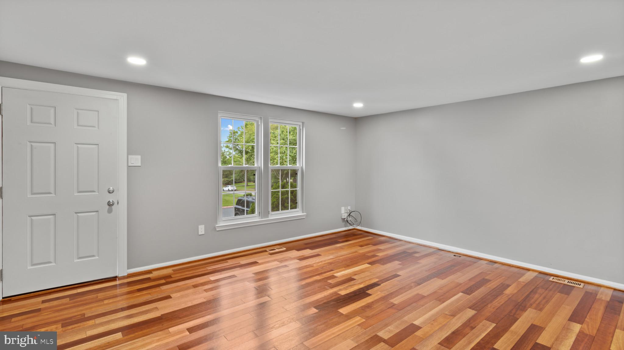 CONSTANT FRIENDSHIP - Residential