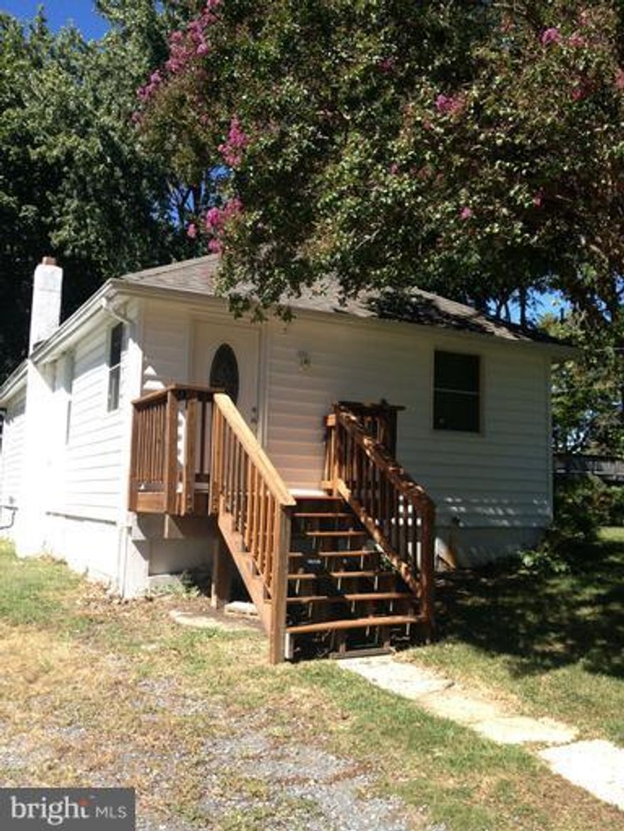 Cute 2 bedroom, 1 bath cottage with limited water view from exterior.  Large backyard and rear deck will make for enjoyable evenings spent outdoors.  No pets/no exceptions.  Owner requires good credit.  LA lease and application.