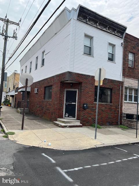 Retail/Office Space with 1000 sq footage on the corner of 18th and Mckean in the Newbold area..This space is totally renovated with a ceramic tiled bathroom and great natural lighting.
Medical offices, institutional offices. Computer Center, Phone Store, Coffee Shop.
Beautiful space. Move in ready. Bring your business plan.
Convenience or mini mart would do quite well