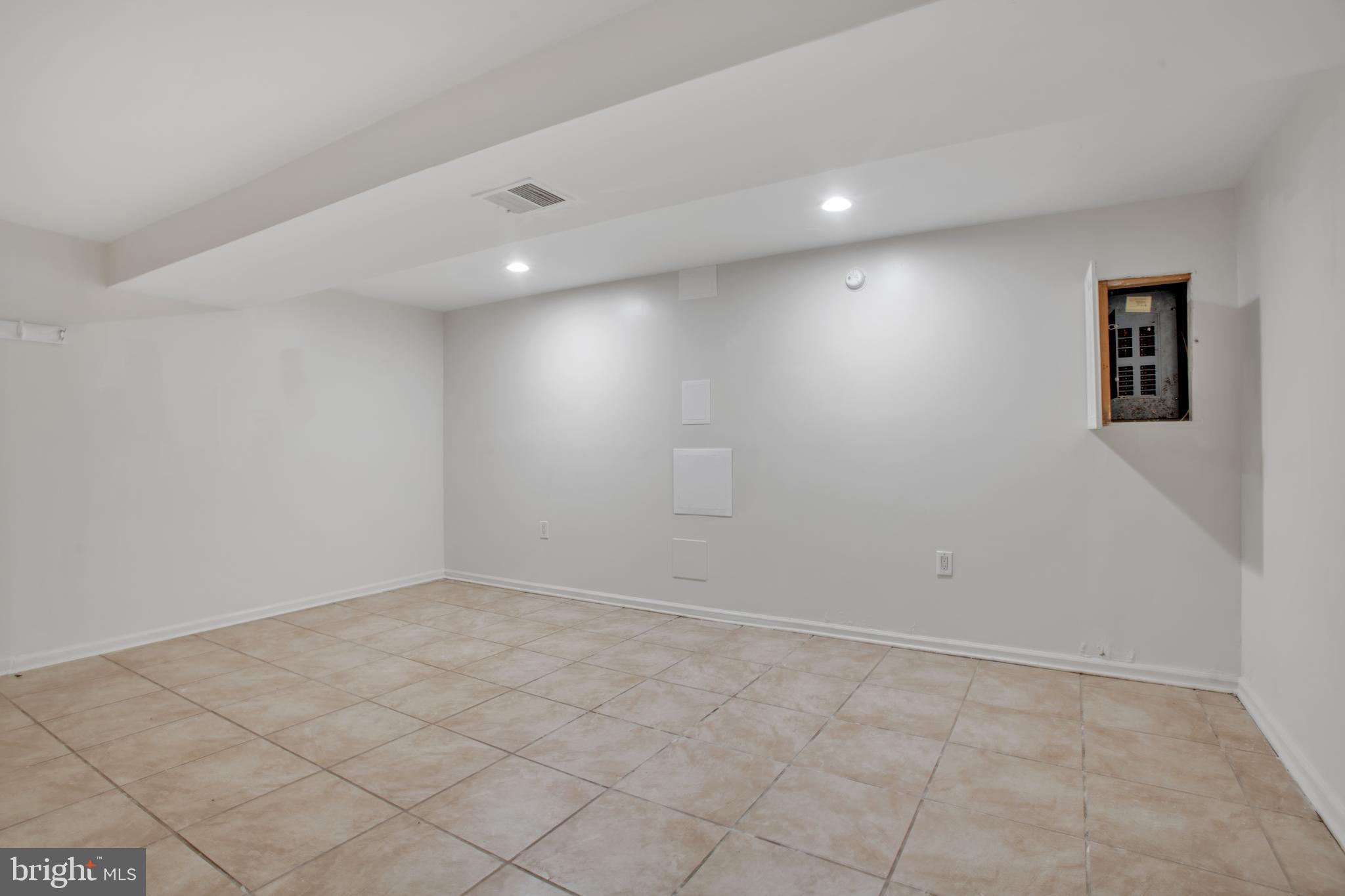 LAURELTON - Residential