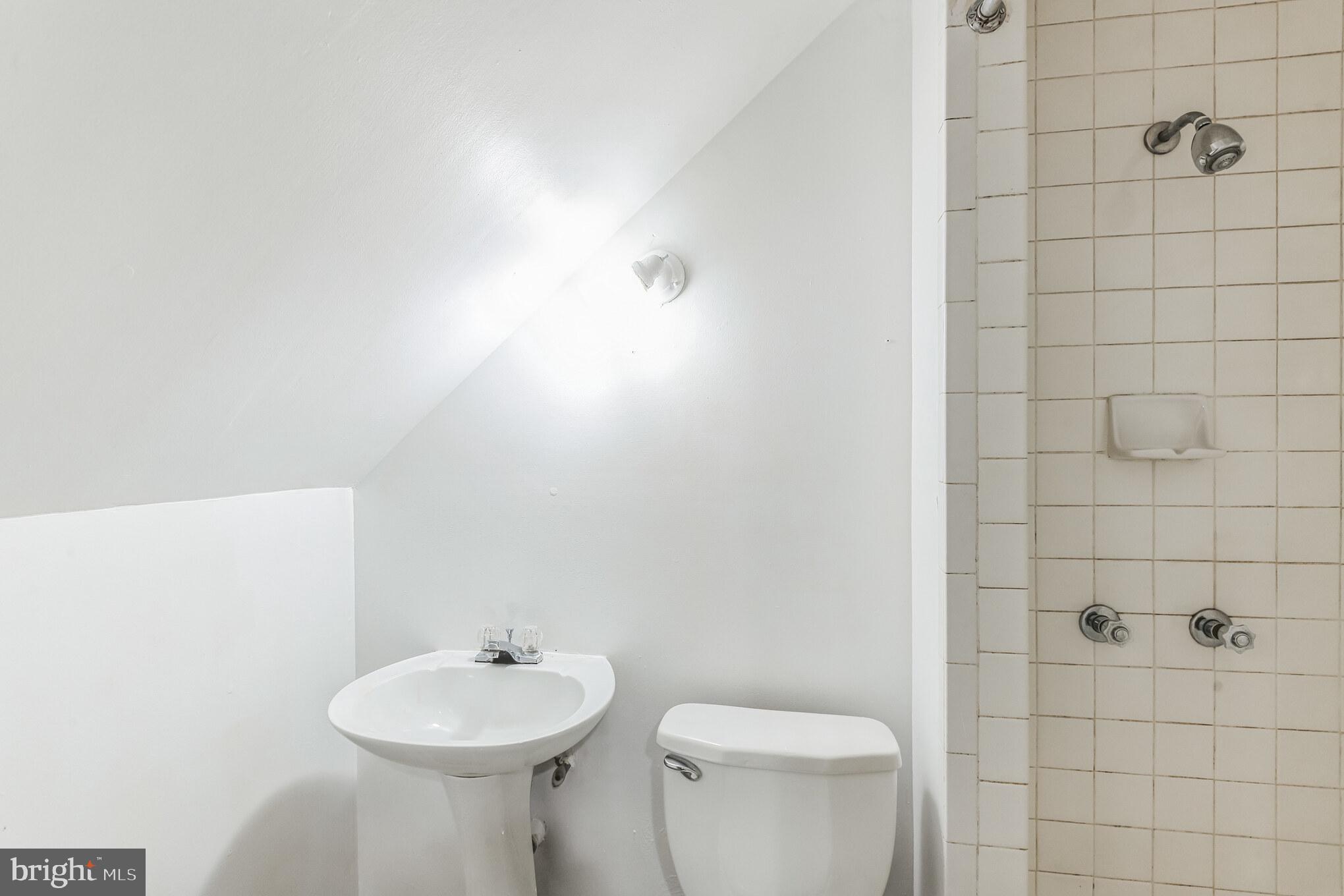 LAURELTON - Residential