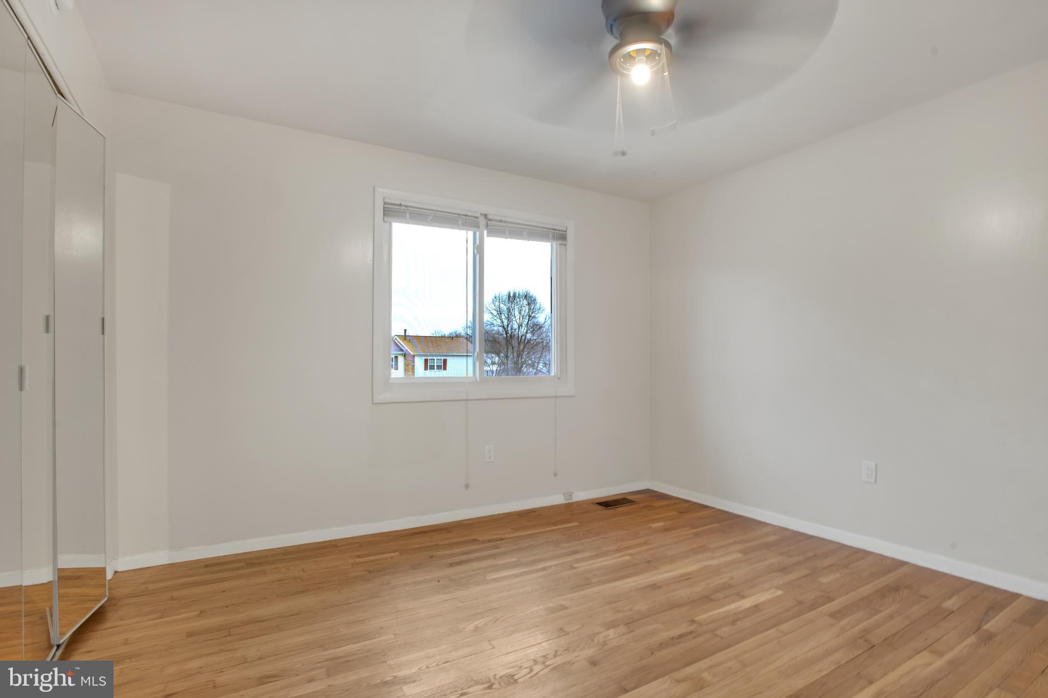 LAURELTON - Residential